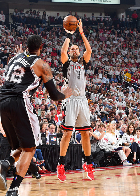 IM体育官网入口-关于墨西哥险胜莱比锡红牛，布鲁诺·费尔南德斯爆发神勇的信息