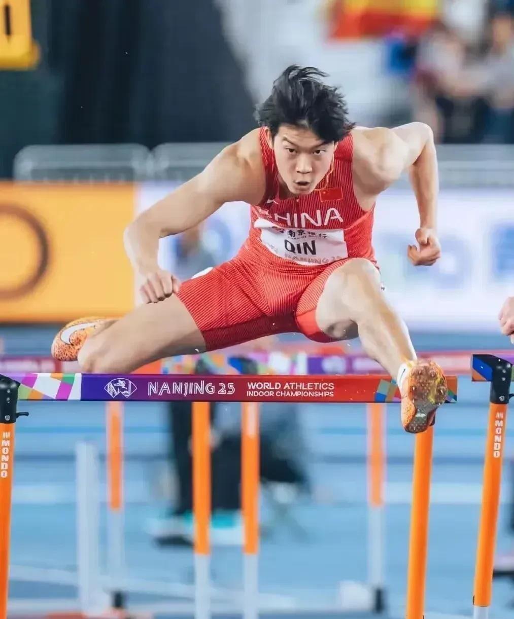 IM体育动画直播通道-运动员们在比赛中奋勇争先，拼尽全力