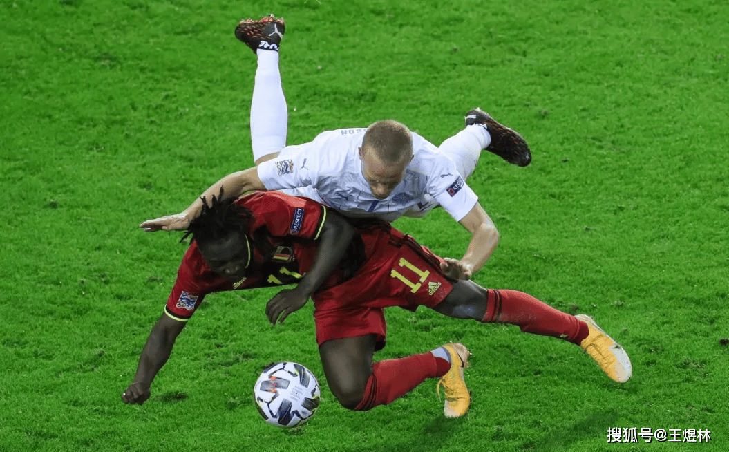 IM体育官网-来自欧洲豪强的激烈对决,赛场热血沸腾!