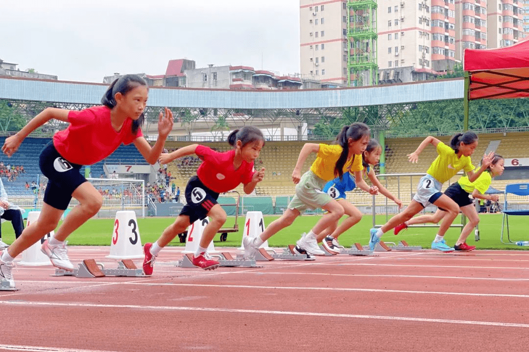 IM体育下载-运动员们拚尽全力，向着金银铜牌冲刺